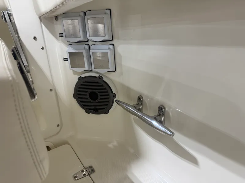 Slide: The Image of Boston Whaler 320 VANTAGE 2022 - 26