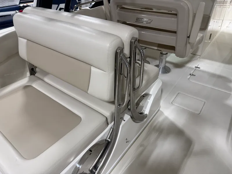 Slide: The Image of Boston Whaler 320 VANTAGE 2022 - 29