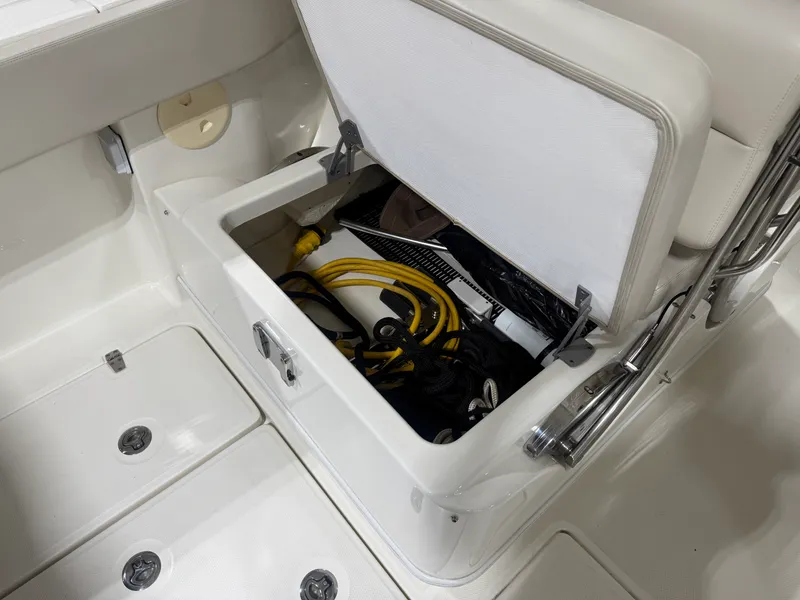 Slide: The Image of Boston Whaler 320 VANTAGE 2022 - 30