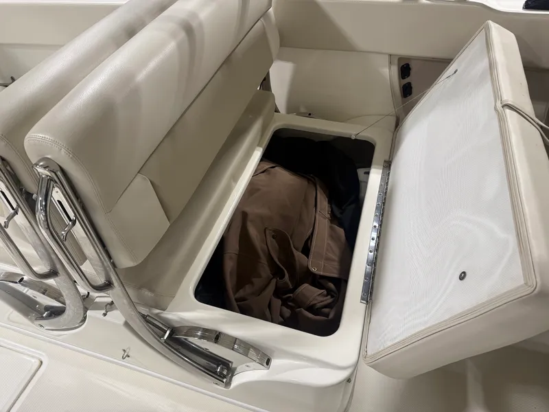 Slide: The Image of Boston Whaler 320 VANTAGE 2022 - 32