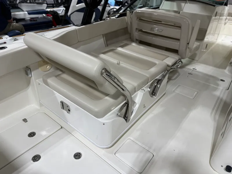 Slide: The Image of Boston Whaler 320 VANTAGE 2022 - 33