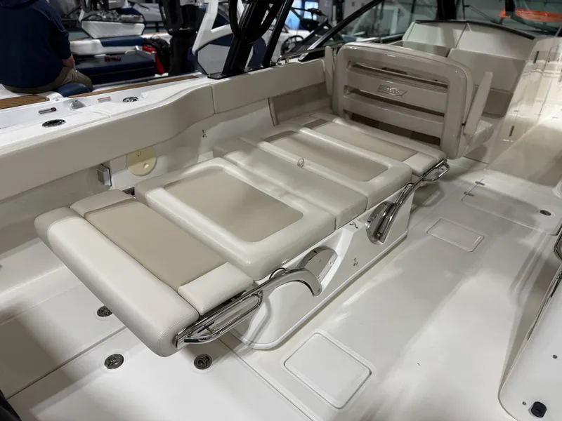 Slide: The Image of Boston Whaler 320 VANTAGE 2022 - 34