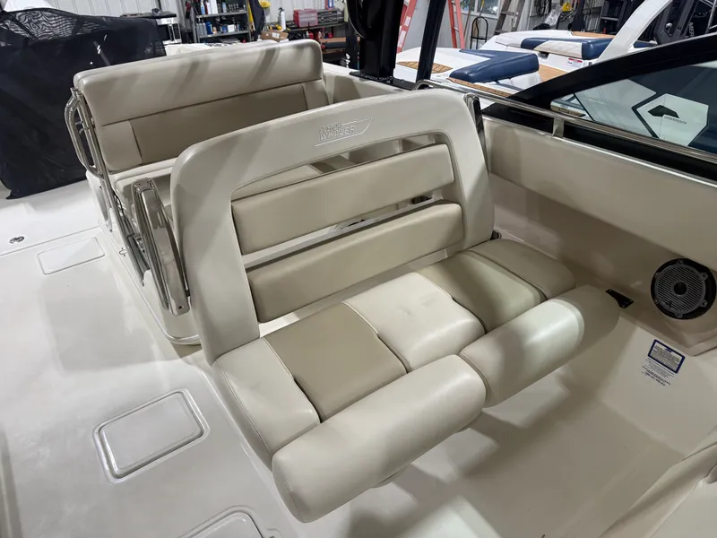 Slide: The Image of Boston Whaler 320 VANTAGE 2022 - 35