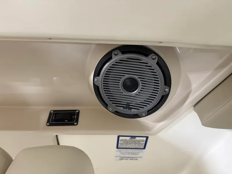 Slide: The Image of Boston Whaler 320 VANTAGE 2022 - 37