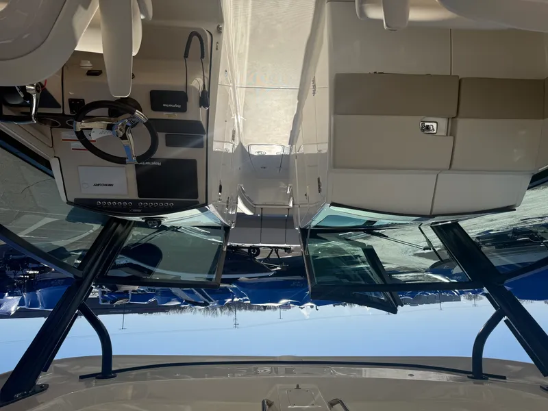 Slide: The Image of Boston Whaler 320 VANTAGE 2022 - 38