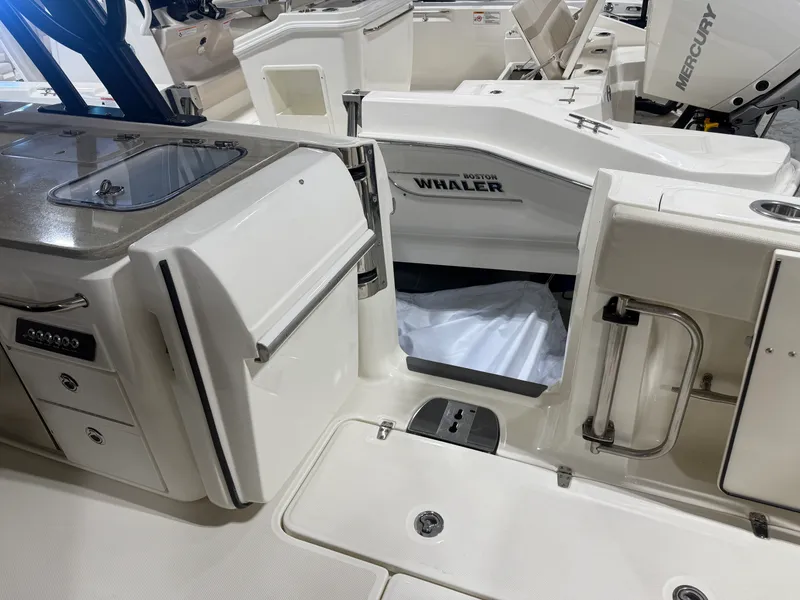 Slide: The Image of Boston Whaler 320 VANTAGE 2022 - 39