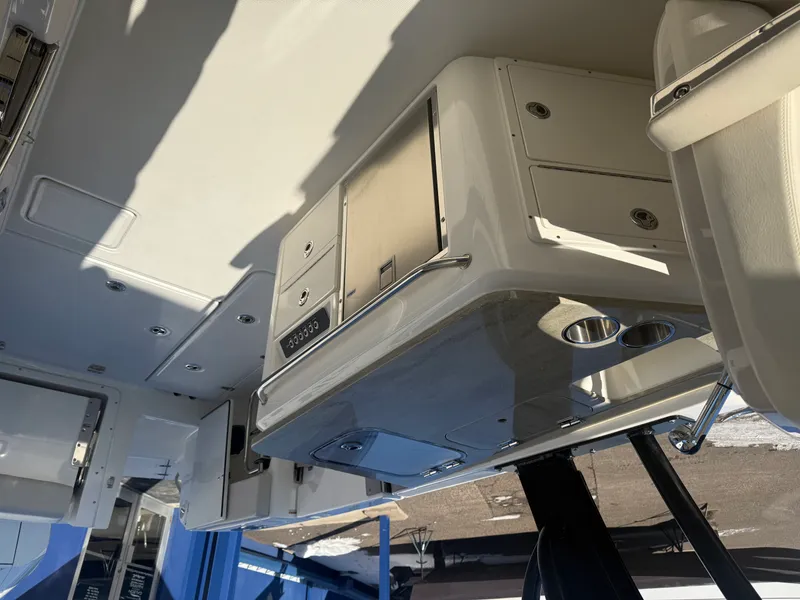 Slide: The Image of Boston Whaler 320 VANTAGE 2022 - 40