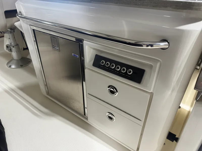 Slide: The Image of Boston Whaler 320 VANTAGE 2022 - 41