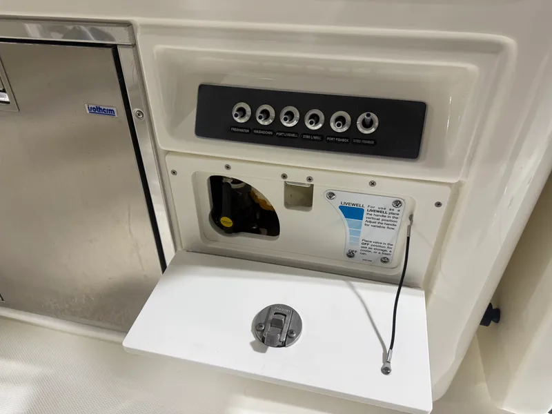 Slide: The Image of Boston Whaler 320 VANTAGE 2022 - 42