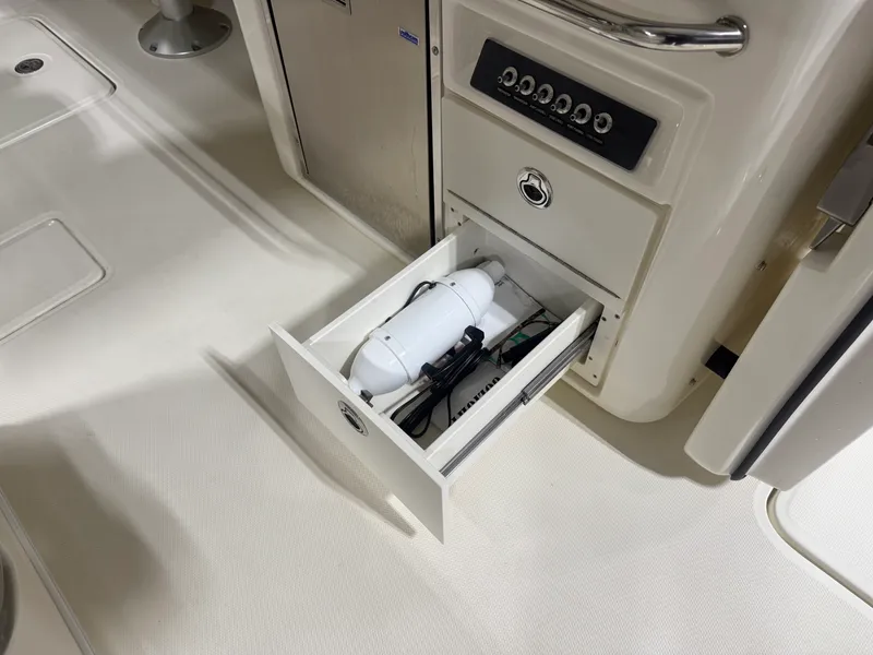 Slide: The Image of Boston Whaler 320 VANTAGE 2022 - 43