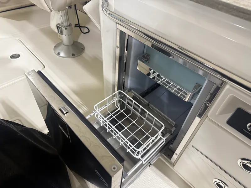 Slide: The Image of Boston Whaler 320 VANTAGE 2022 - 44