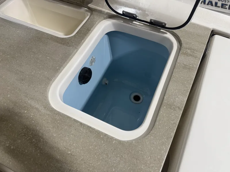 Slide: The Image of Boston Whaler 320 VANTAGE 2022 - 46