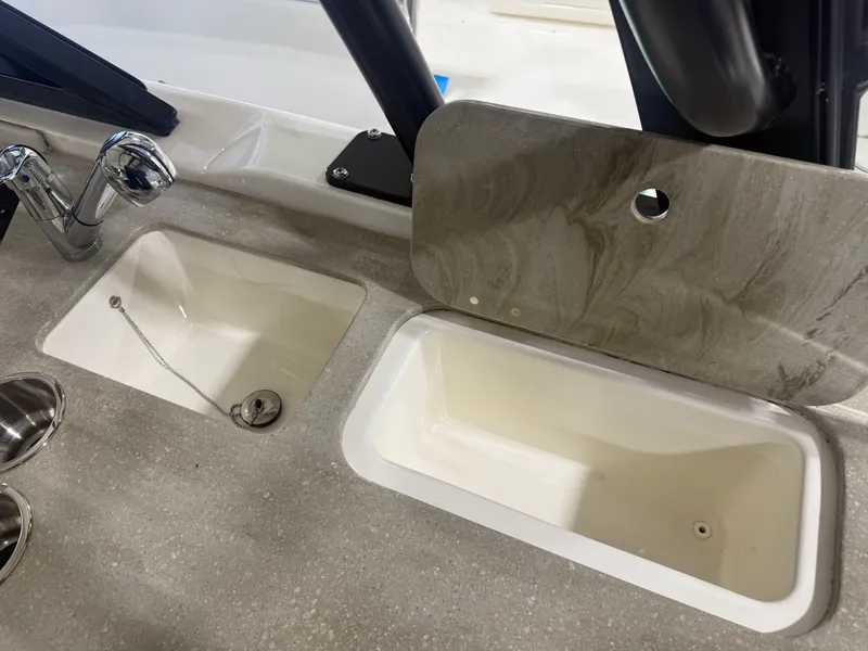 Slide: The Image of Boston Whaler 320 VANTAGE 2022 - 47
