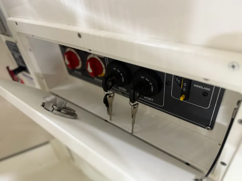 Slide: The Image of Boston Whaler 320 VANTAGE 2022 - 48