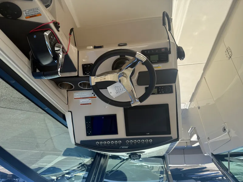 Slide: The Image of Boston Whaler 320 VANTAGE 2022 - 50