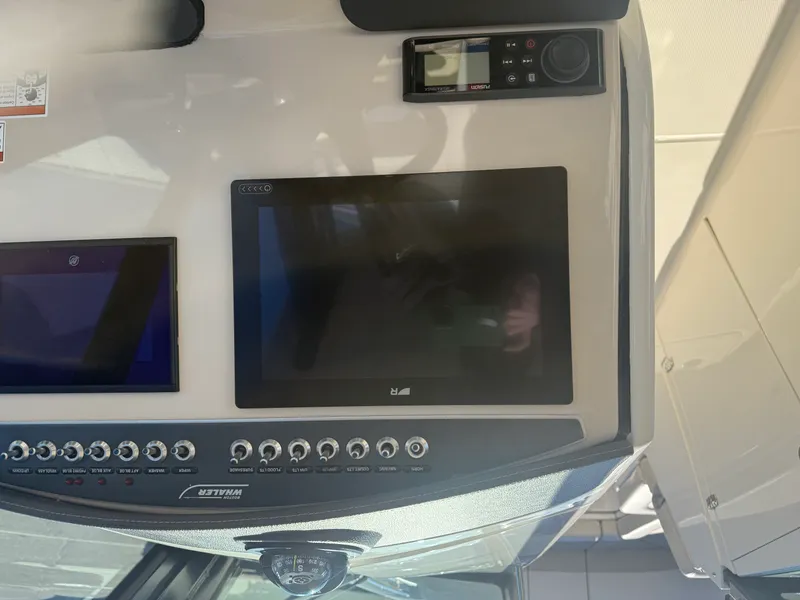 Slide: The Image of Boston Whaler 320 VANTAGE 2022 - 51