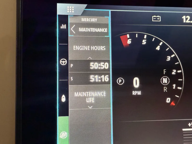 Slide: The Image of Boston Whaler 320 VANTAGE 2022 - 53