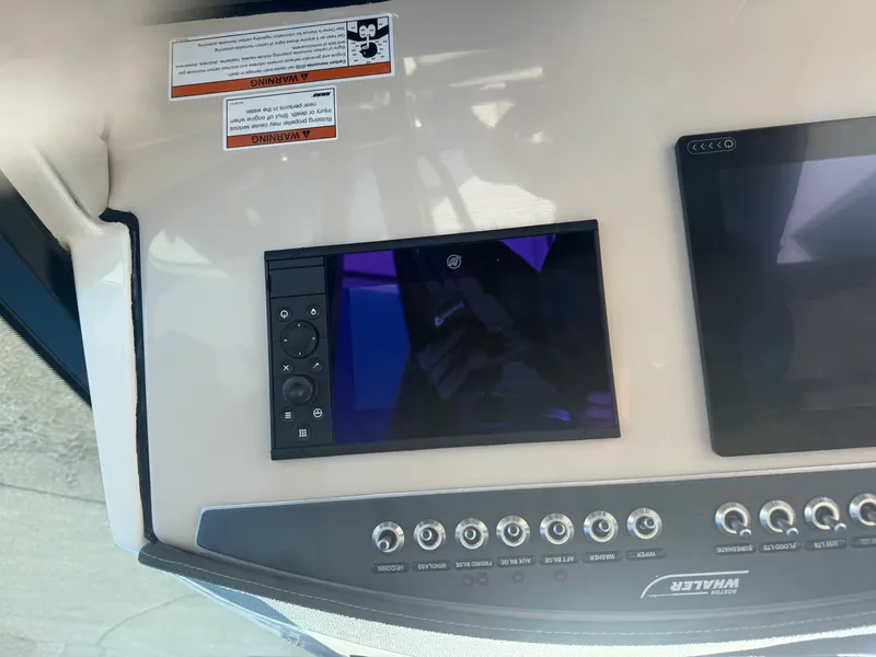 Slide: The Image of Boston Whaler 320 VANTAGE 2022 - 55