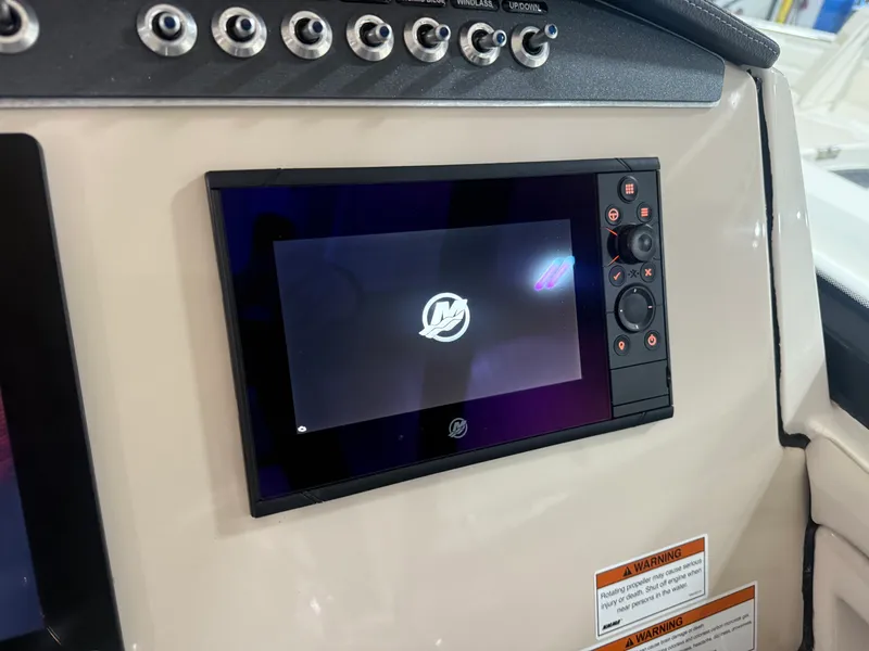 Slide: The Image of Boston Whaler 320 VANTAGE 2022 - 57