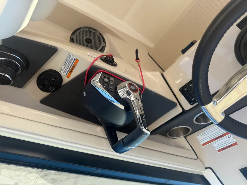 Slide: The Image of Boston Whaler 320 VANTAGE 2022 - 58