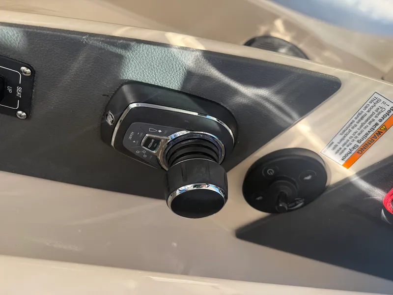 Slide: The Image of Boston Whaler 320 VANTAGE 2022 - 59