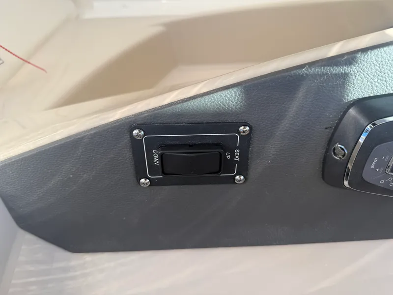 Slide: The Image of Boston Whaler 320 VANTAGE 2022 - 60