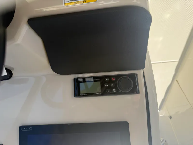 Slide: The Image of Boston Whaler 320 VANTAGE 2022 - 61