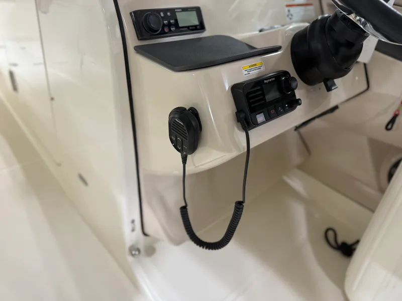 Slide: The Image of Boston Whaler 320 VANTAGE 2022 - 62