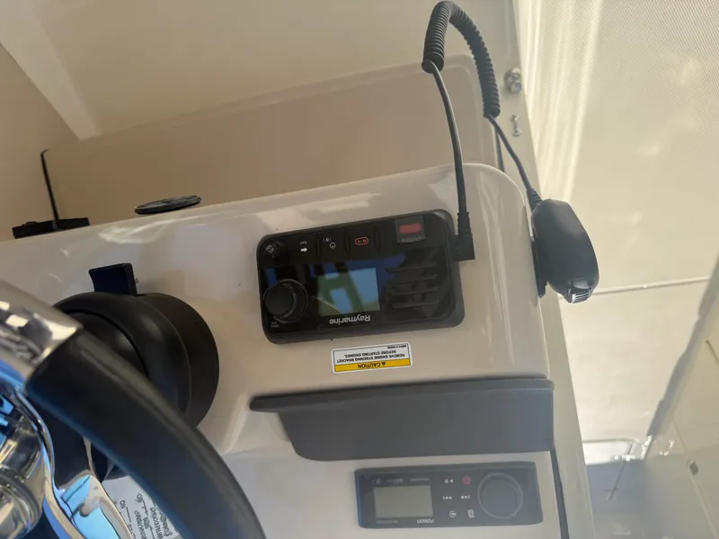 Slide: The Image of Boston Whaler 320 VANTAGE 2022 - 63