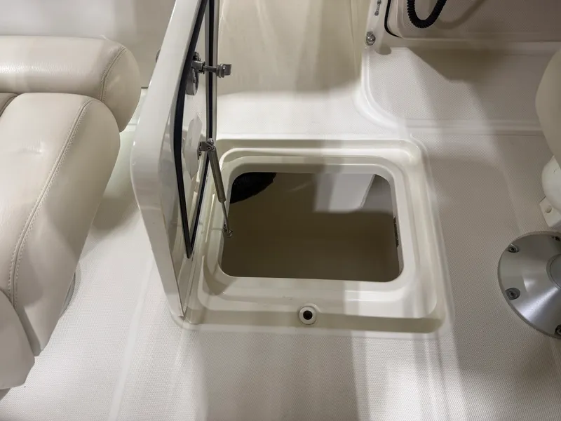 Slide: The Image of Boston Whaler 320 VANTAGE 2022 - 64