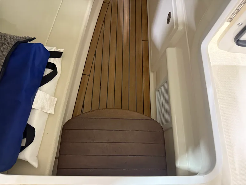 Slide: The Image of Boston Whaler 320 VANTAGE 2022 - 66