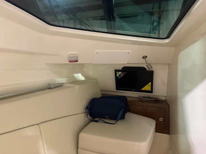 Slide: The Image of Boston Whaler 320 VANTAGE 2022 - 67