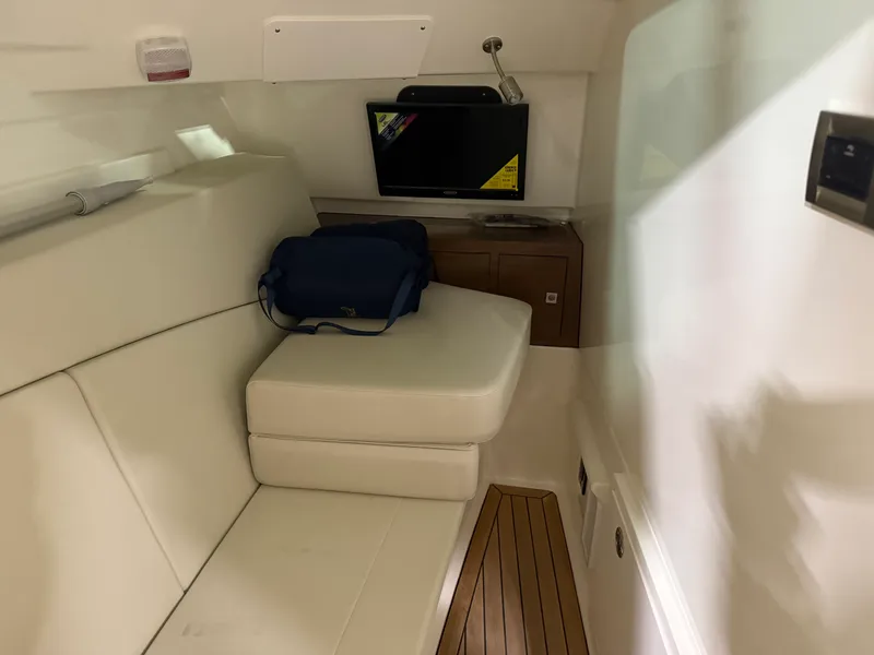 Slide: The Image of Boston Whaler 320 VANTAGE 2022 - 68
