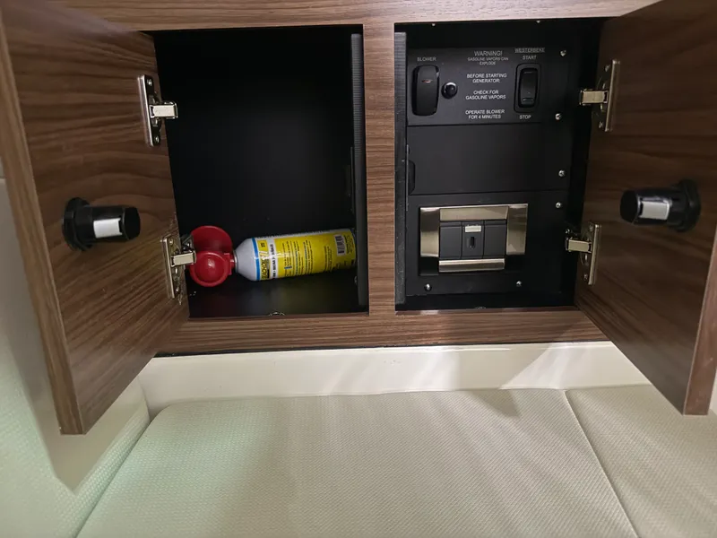 Slide: The Image of Boston Whaler 320 VANTAGE 2022 - 69