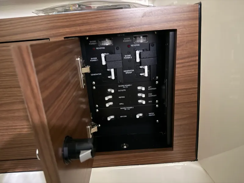 Slide: The Image of Boston Whaler 320 VANTAGE 2022 - 70