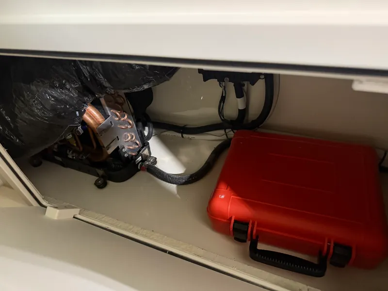 Slide: The Image of Boston Whaler 320 VANTAGE 2022 - 71