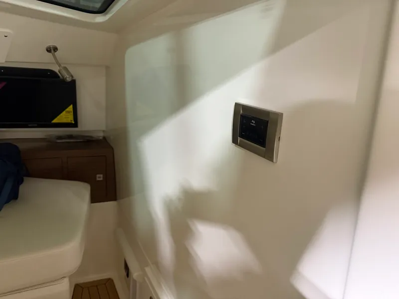 Slide: The Image of Boston Whaler 320 VANTAGE 2022 - 72