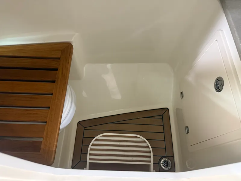 Slide: The Image of Boston Whaler 320 VANTAGE 2022 - 73