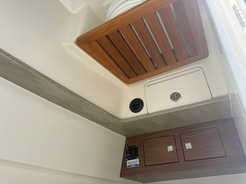 Slide: The Image of Boston Whaler 320 VANTAGE 2022 - 74