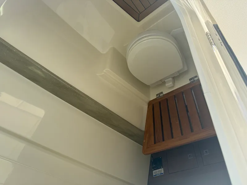 Slide: The Image of Boston Whaler 320 VANTAGE 2022 - 75