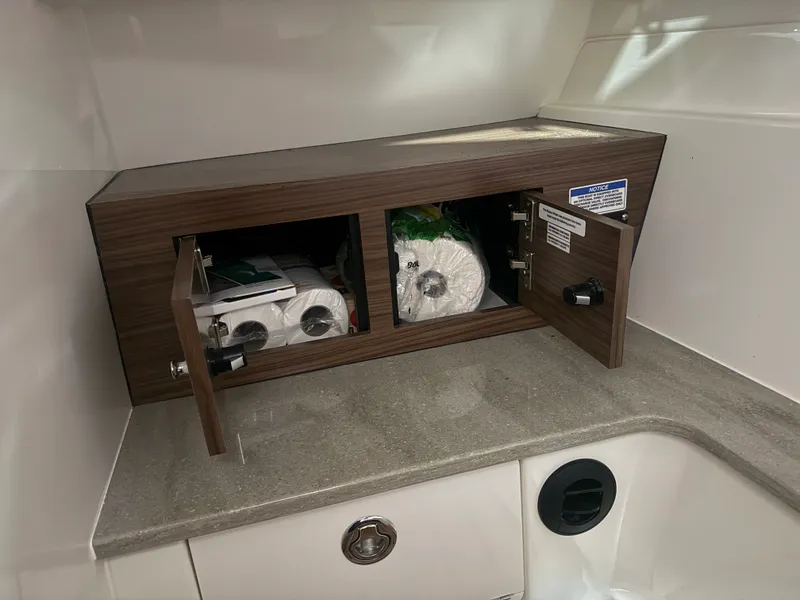 Slide: The Image of Boston Whaler 320 VANTAGE 2022 - 77