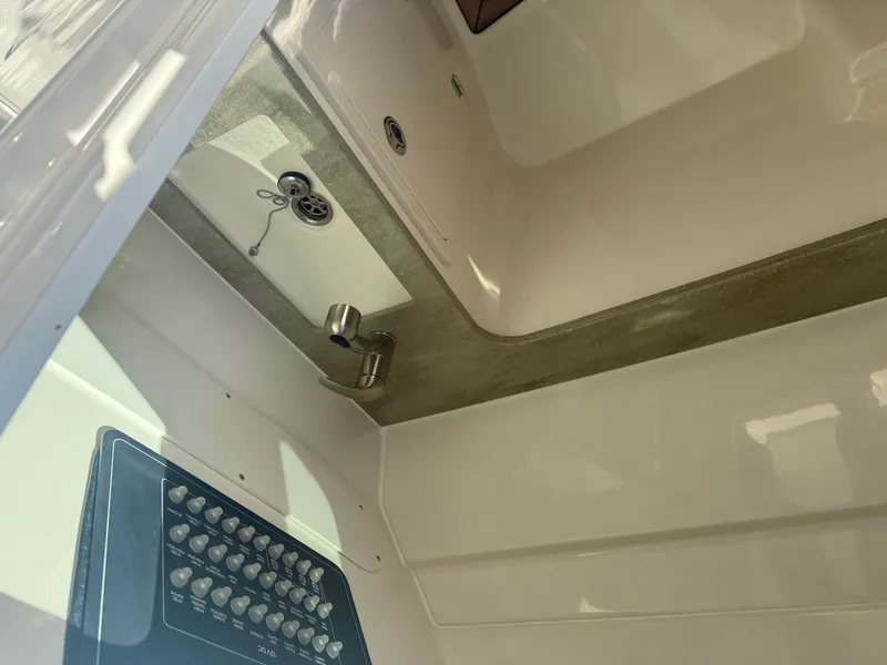 Slide: The Image of Boston Whaler 320 VANTAGE 2022 - 79