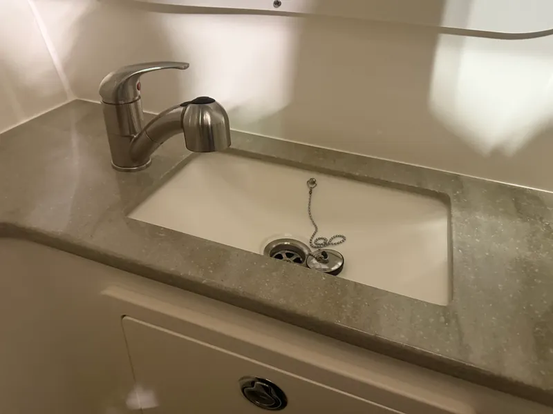 Slide: The Image of Boston Whaler 320 VANTAGE 2022 - 81