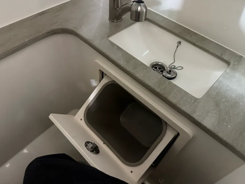 Slide: The Image of Boston Whaler 320 VANTAGE 2022 - 82