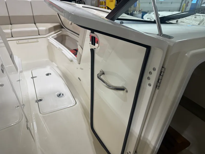 Slide: The Image of Boston Whaler 320 VANTAGE 2022 - 83
