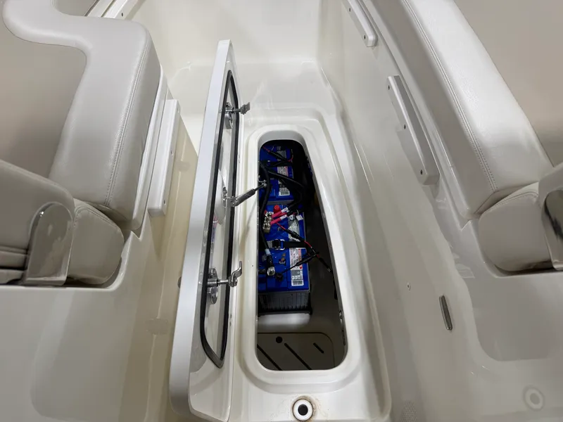 Slide: The Image of Boston Whaler 320 VANTAGE 2022 - 85
