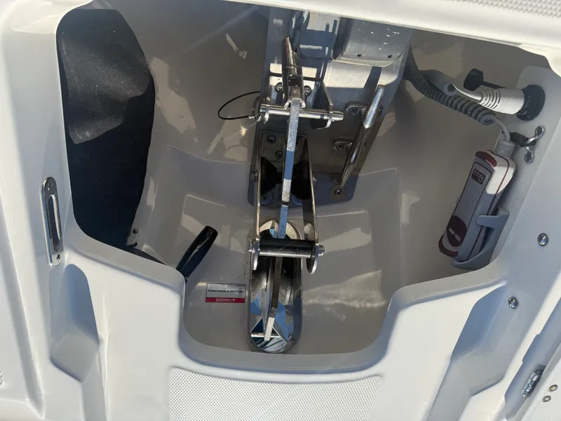 Slide: The Image of Boston Whaler 320 VANTAGE 2022 - 88