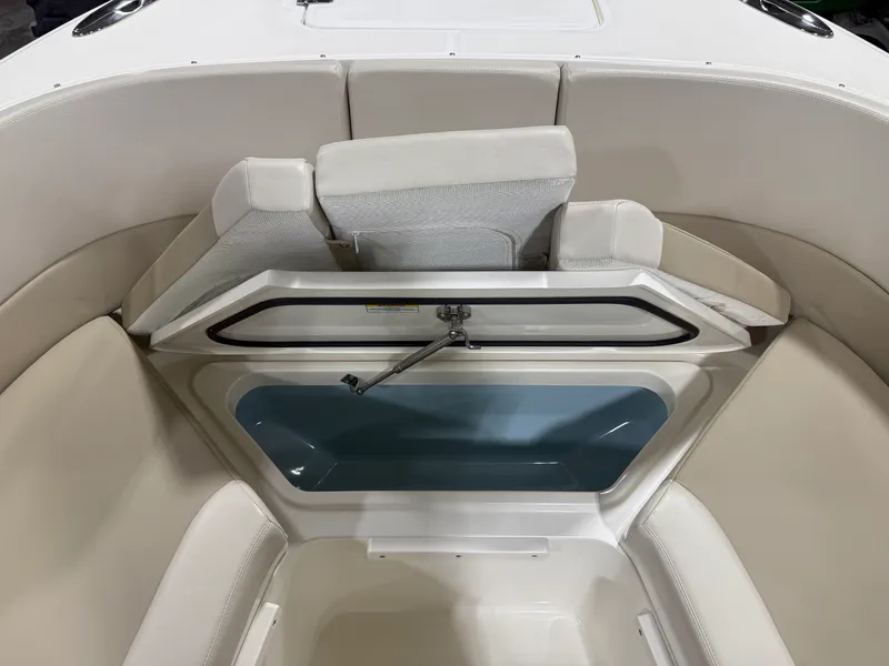 Slide: The Image of Boston Whaler 320 VANTAGE 2022 - 89