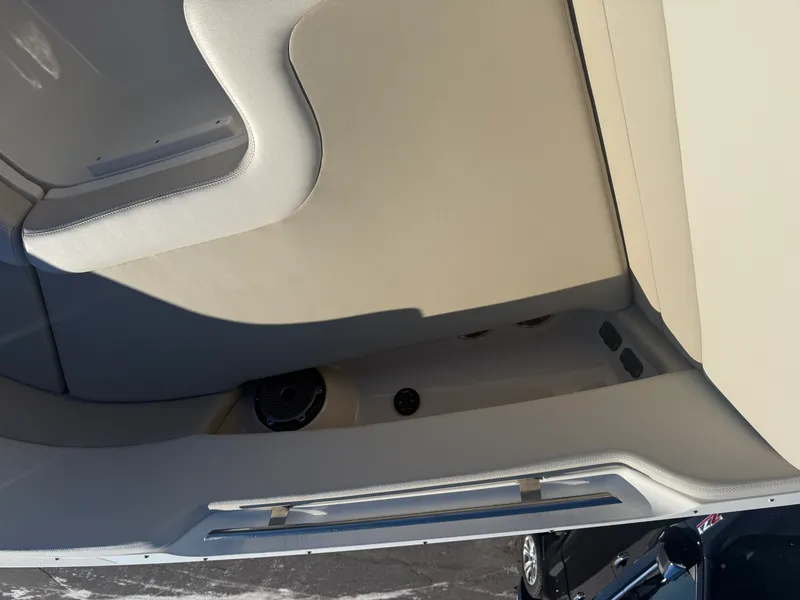 Slide: The Image of Boston Whaler 320 VANTAGE 2022 - 90