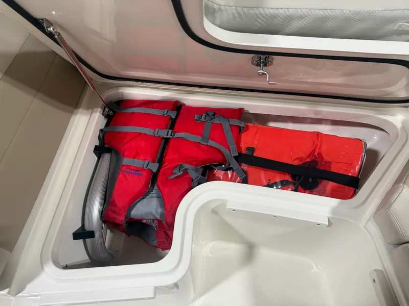 Slide: The Image of Boston Whaler 320 VANTAGE 2022 - 91